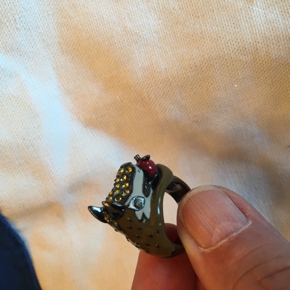 CUTE RING: Wolf with Apple Ring - Picture 4 of 7